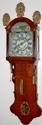 Een antieke friese staartklok ca. 1825. De klok is op de achterzijde van de wijzerplaat gesigneerd: H. de Jong. Deze uurwerkmaker werkte in Joure omstreeks 1820 (H. Bossink). 